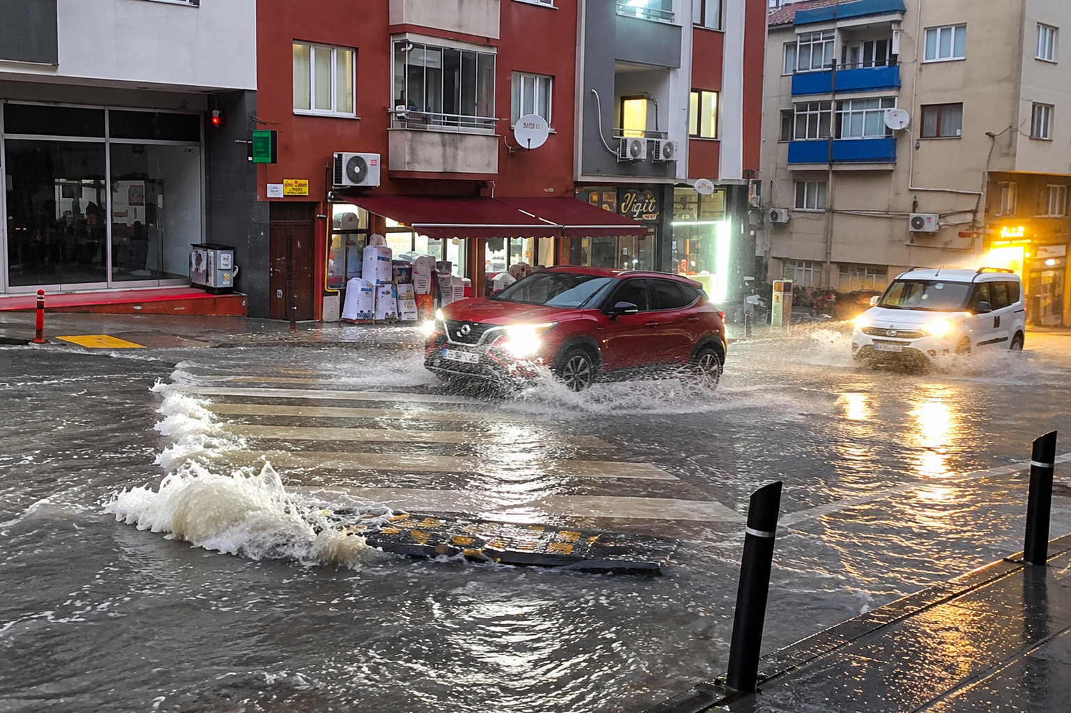 Trabzon'da Yağmur Kasisi Sürükledi