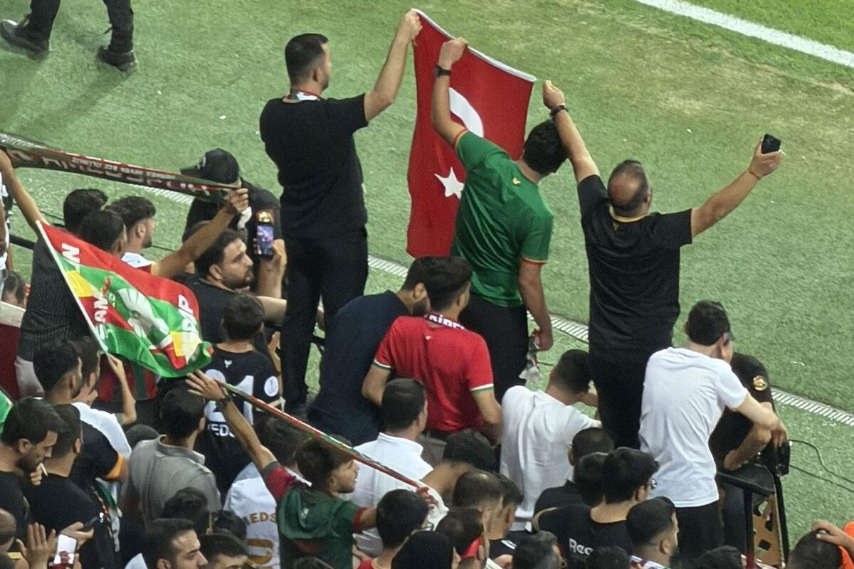 Amedspor Tribünlerinde Türk Bayraklarıyla Coşku