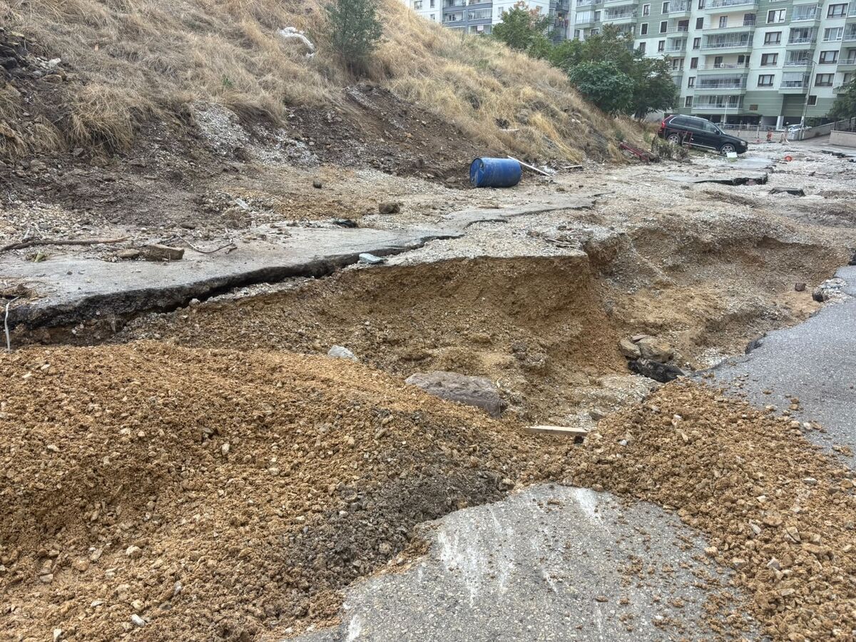 Ankara’da Yol Çöktü: 20 Araç Çukura Düştü
