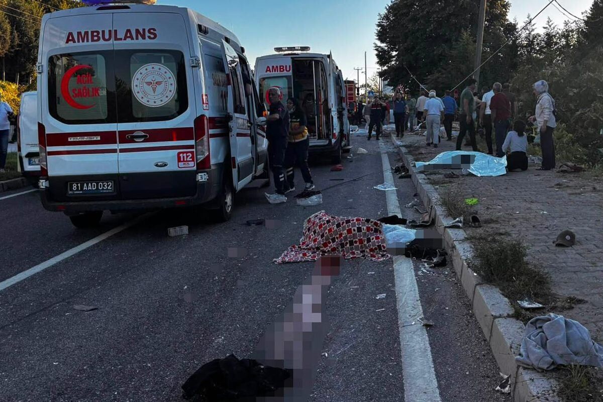 Duzcede Tir Ile Findik Iscilerini Tasiyan Arac 20216362 1264 Amp
