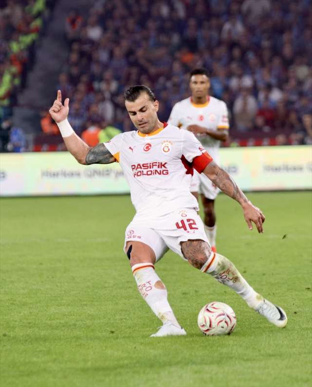 Galatasarayin Iki Yildizi Tara 40447917 9930 1 M