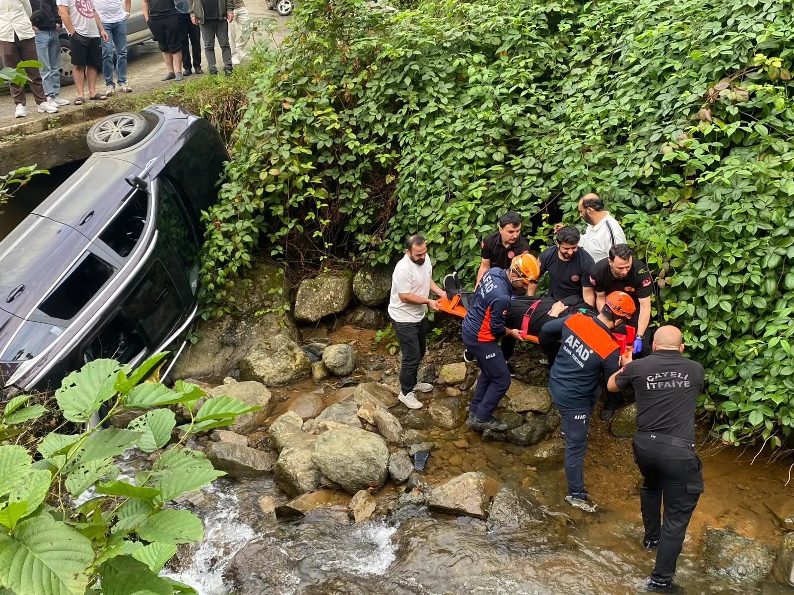 Rize’de Otomobil Dereye Devrildi: 6 Yaralı