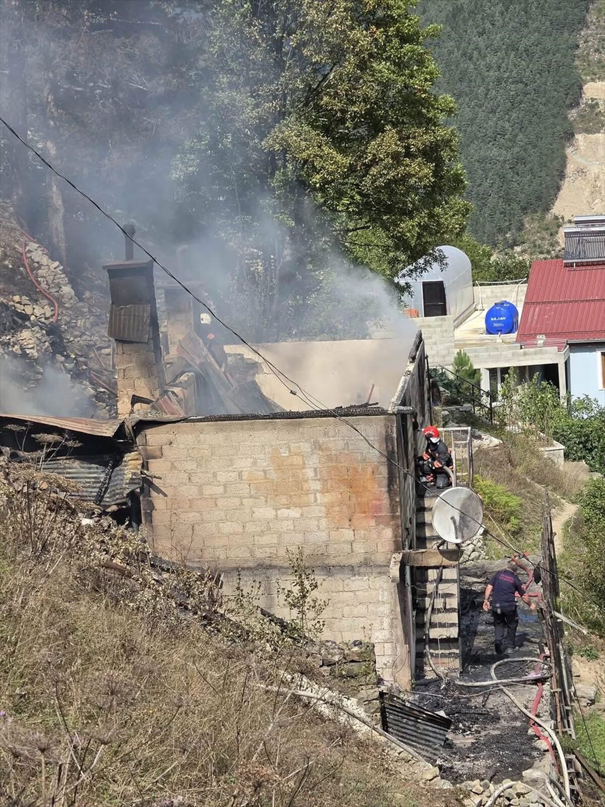 Çaykara’da İki Katlı Ev Yangında Kullanılamaz Hale Geldi