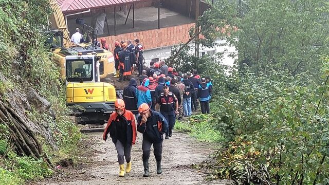Trabzon Da Heyelanda Toprak Altinda Kalan Ali 2 20266710 O