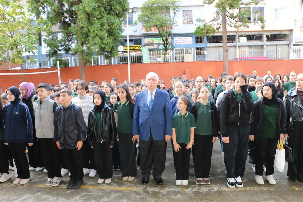 Of'ta Bayrak Töreninde Öğrencilere Önemli Mesaj