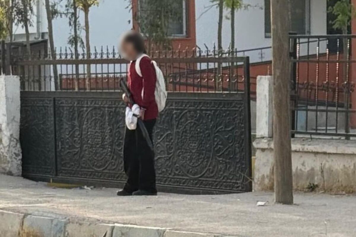 Van’da Öğrenci Okula Pompalı Tüfekle Geldi