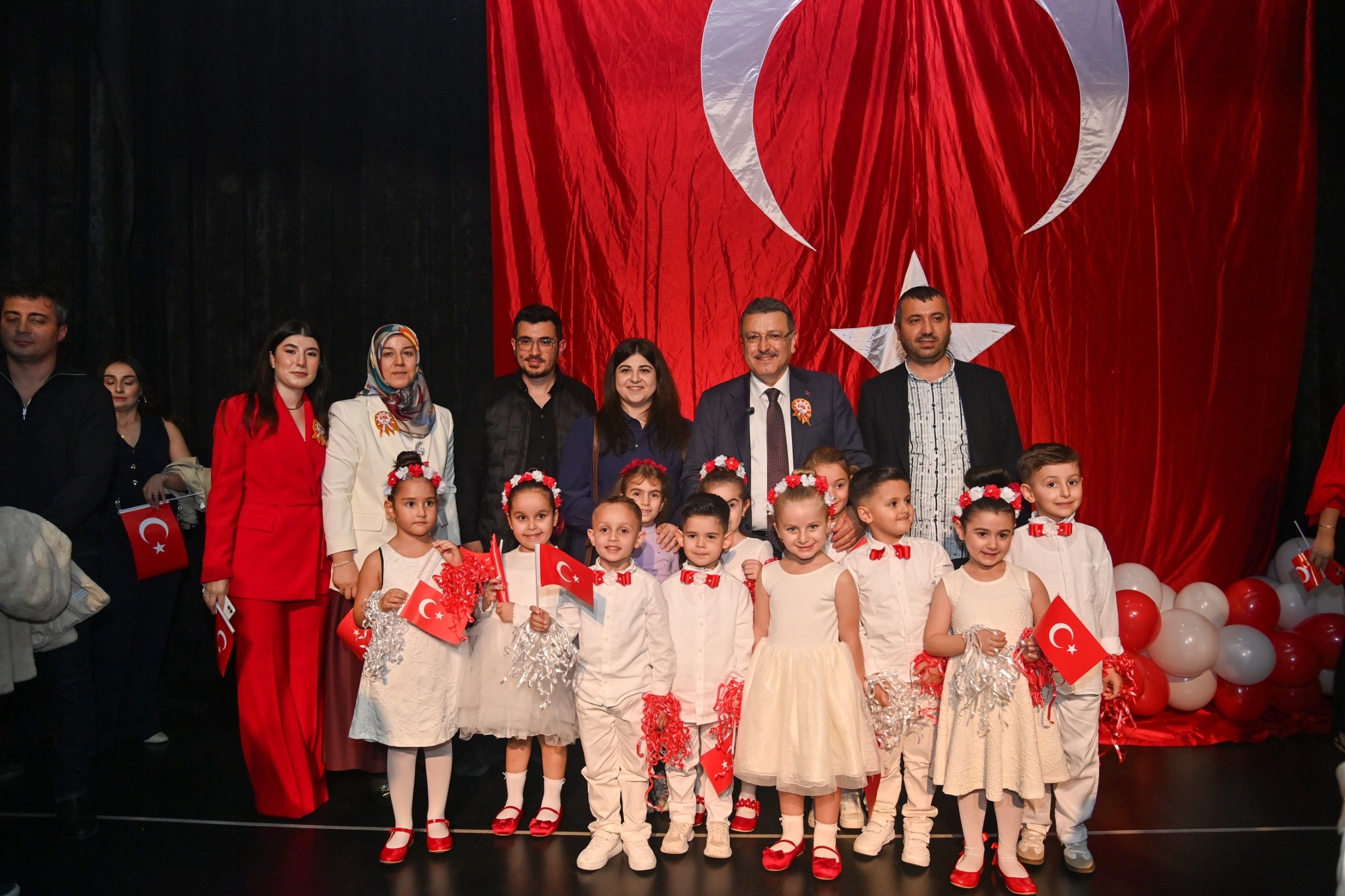 Başkan Genç Miniklerin Cumhuriyet Coşkusuna Katıldı