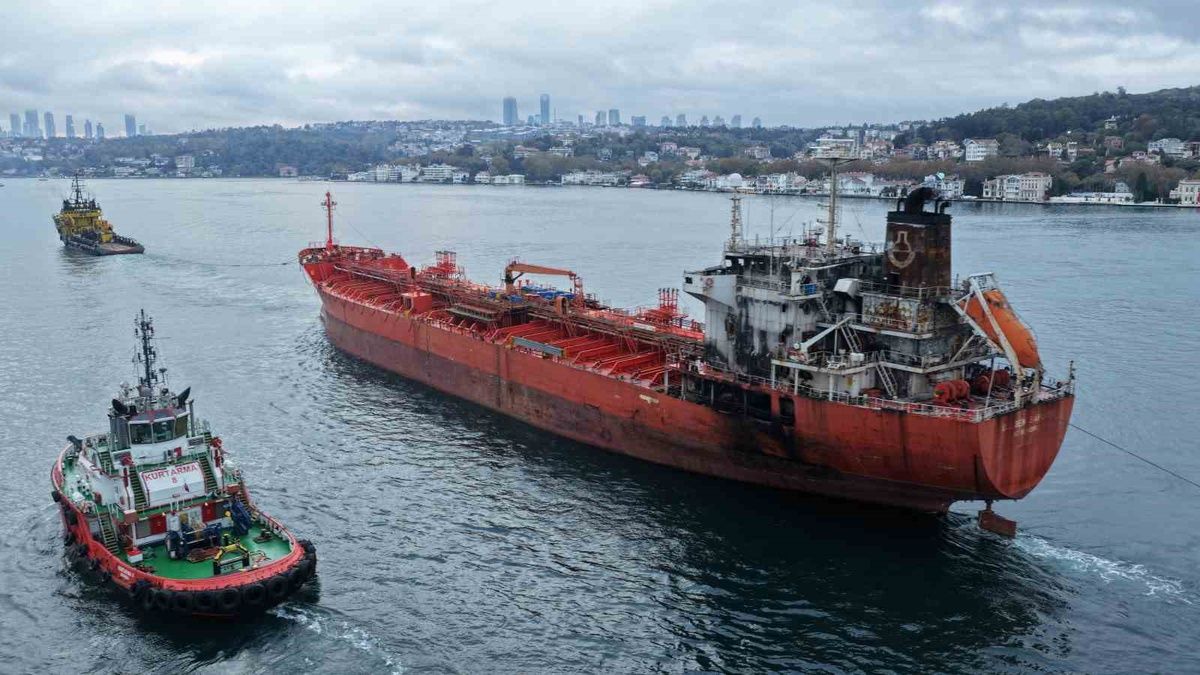 Ağır Hasarlı Tanker İstanbul Boğazı’ndan Geçirildi