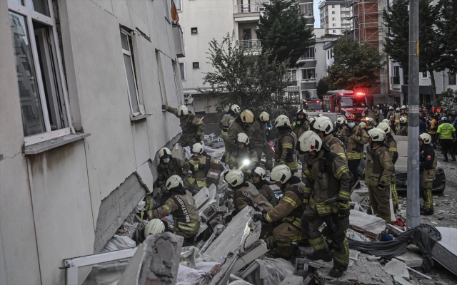 Istanbulda Coken Binada 1 Kisi 20308709 5476 1 M