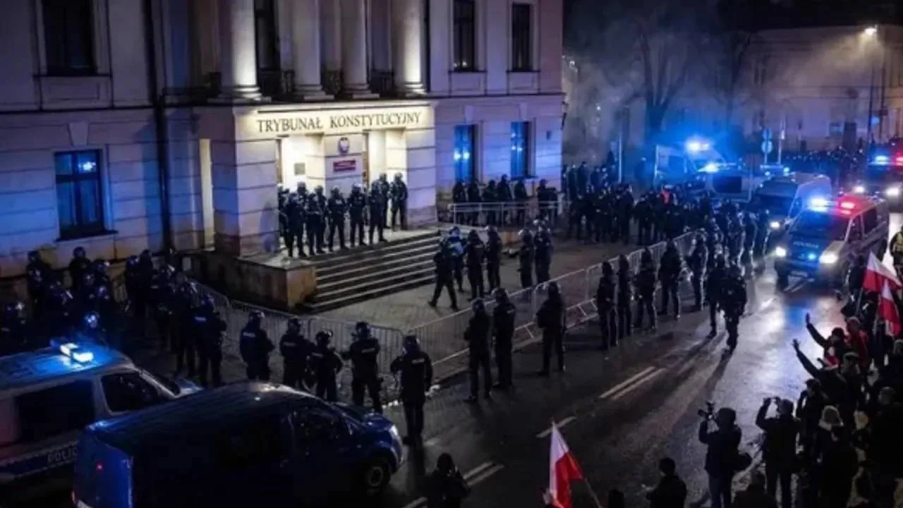 Polonya Da Darbe Girisimi Cumhurbaskani Yurtdisindayken Basbakan In Emriyle Polis Aym Yi Ablukaya Aldi