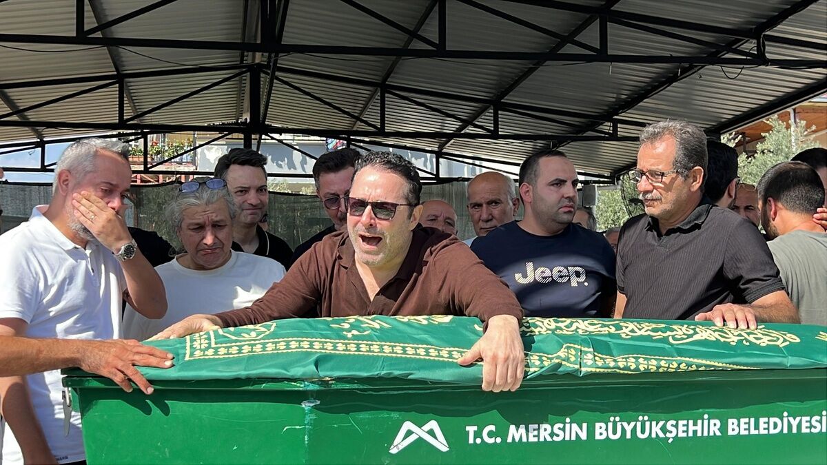 Sarkici Atilla Tasin Kizi Gozyaslari Arasinda 20313540 1301 Amp