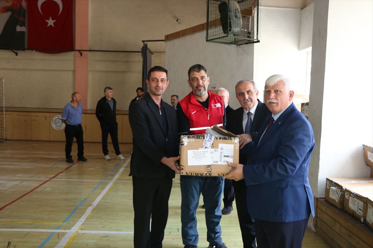 Of’ta İhtiyaç Sahibi Öğrencilere Giysi Desteği